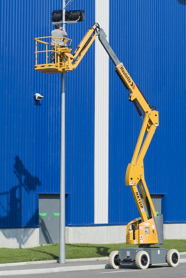 使用<a href='http://www.sjsx.com.cn/fltp/' target='_blank'>高空作業(yè)平臺</a>需要注意什么