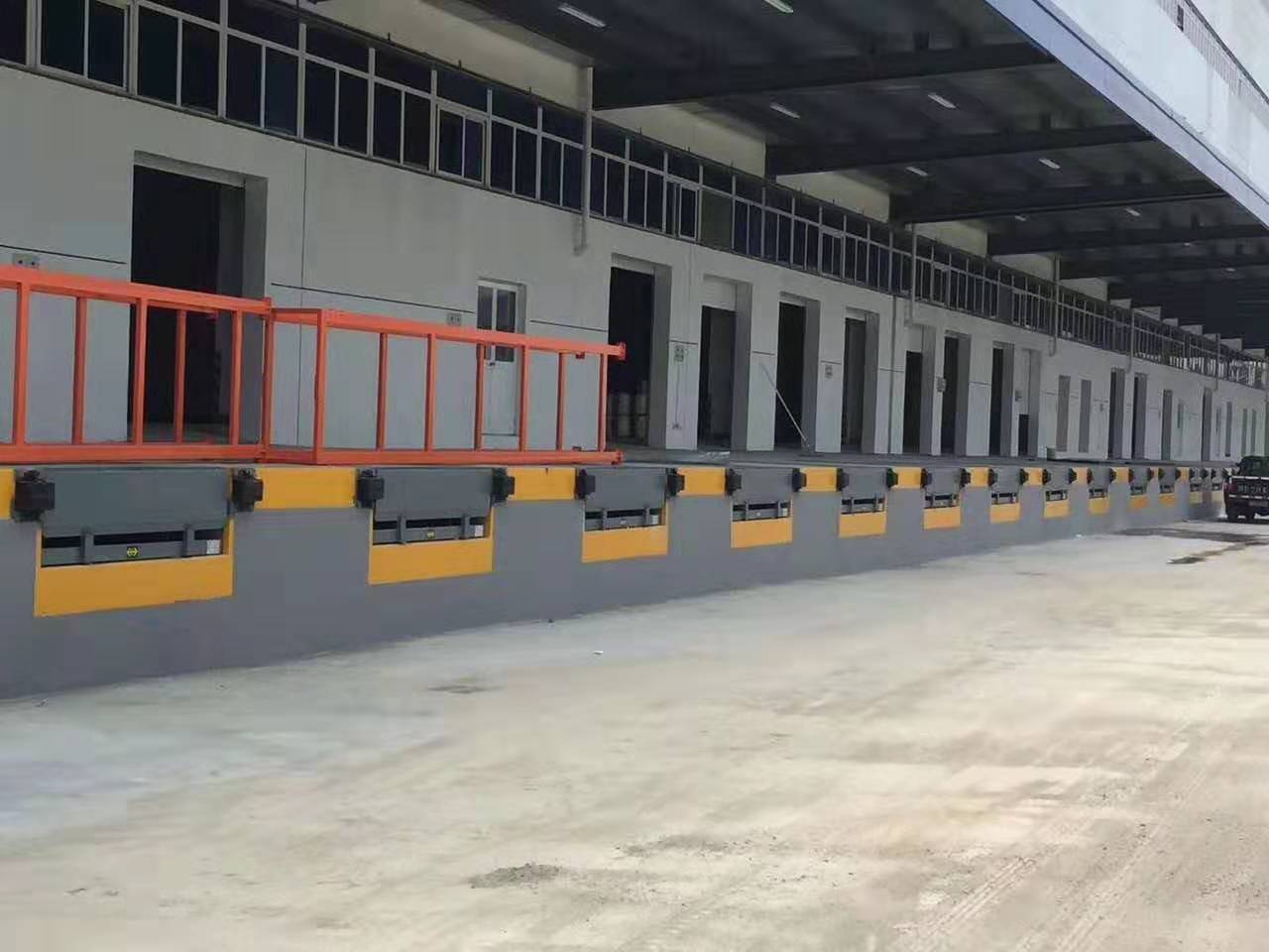 臺邊式登車橋圖片